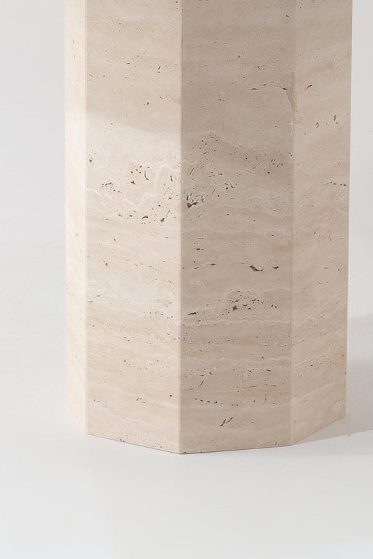 Détail des faces et des pores du travertin de la colonne Ixia