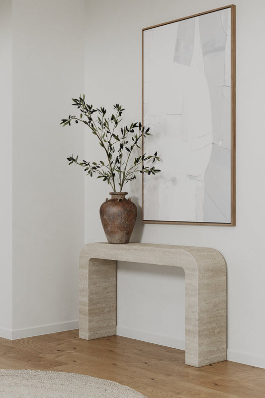 Console Arka en travertin avec vase et tableau
