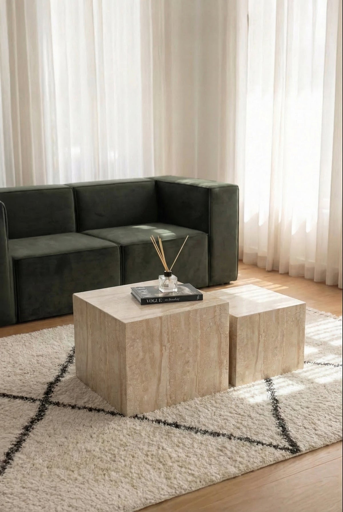 Duo de tables basses cubes en travertin Kubo dans un salon