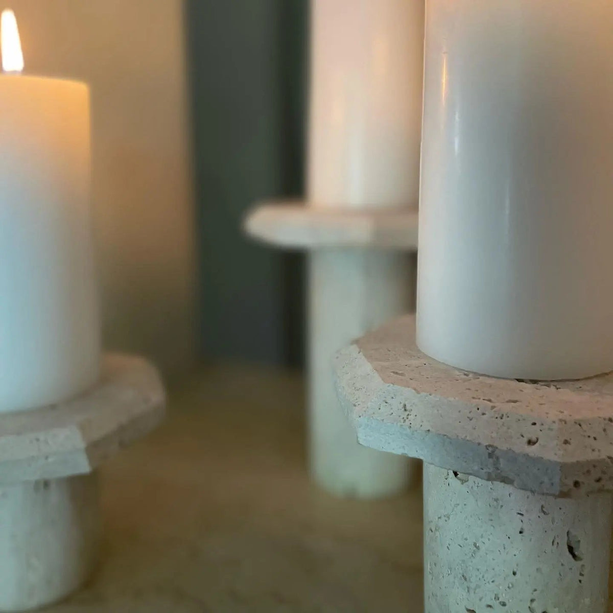 Ensemble de trois piliers pour bougies en travertin - Modernista Maroc