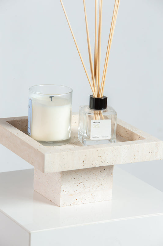 Plateau en travertin beige sur socle, vue de face