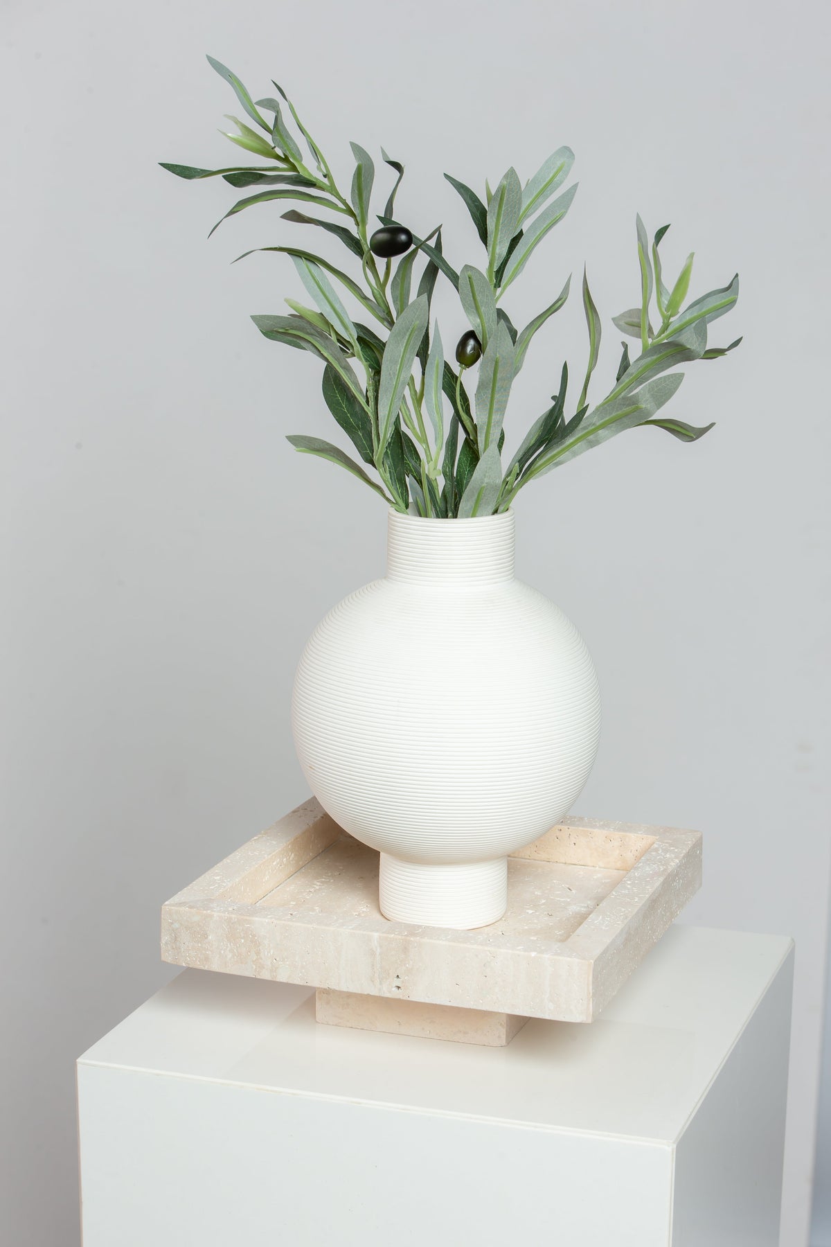 Plateau sur socle en travertin avec vase blanc
