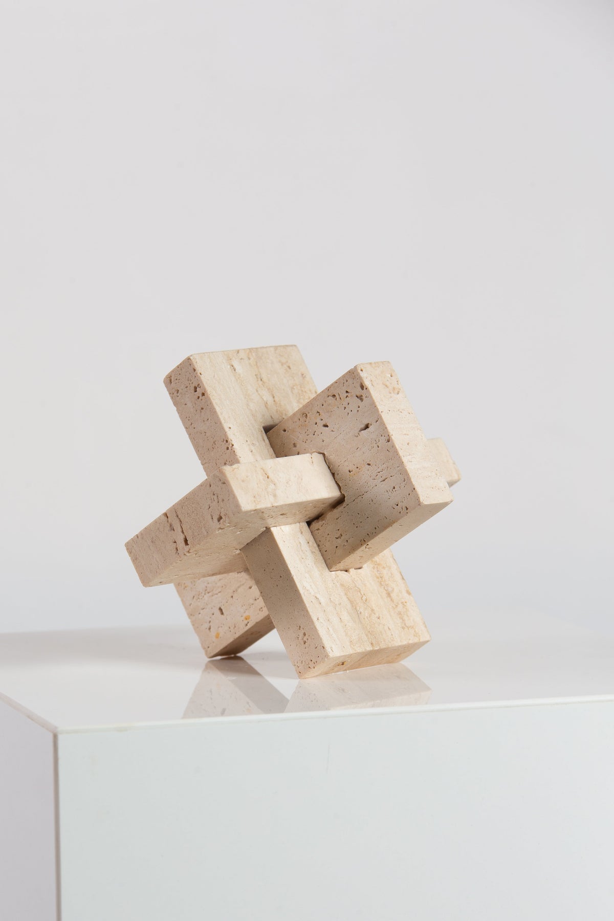 Sculpture nœud en travertin beige