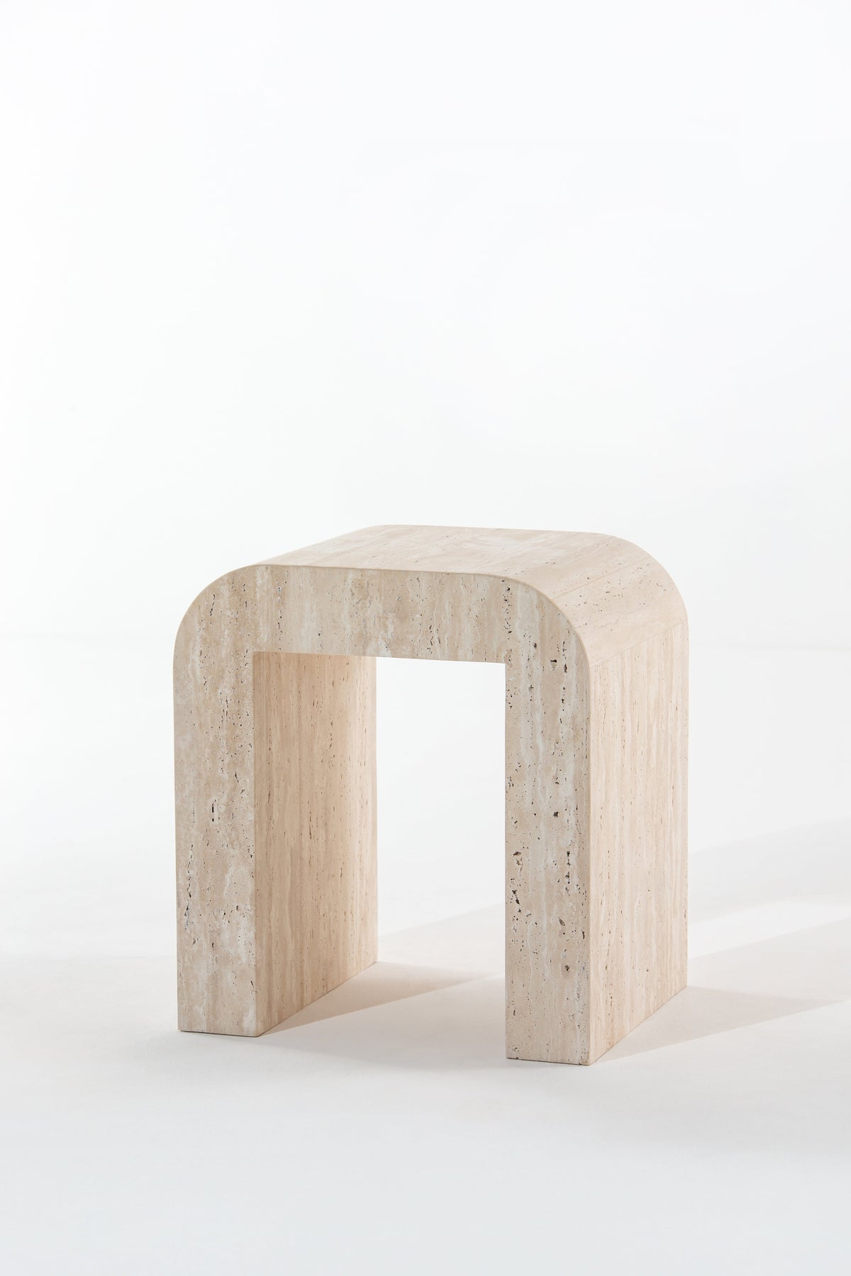 Table d'appoint Arka en travertin vue de côté