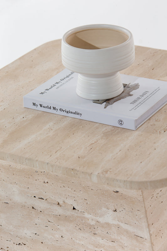 Plateau aux contours organiques de la table Totem en travertin