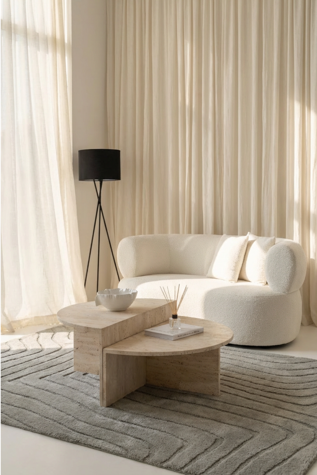 Duo de tables basses demi-lune et rectangulaire en travertin