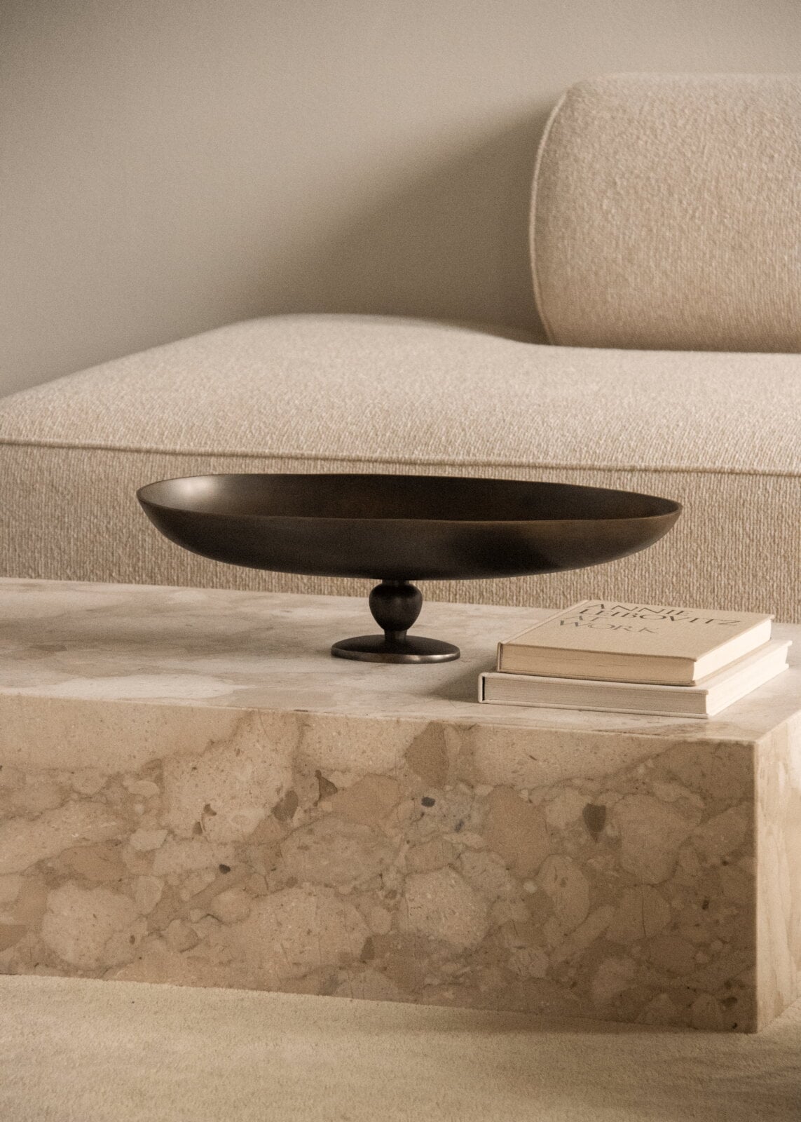 Table basse monolithe en pierre Kunis Breccia, ambiance