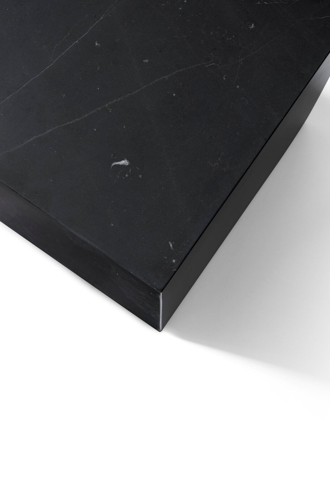 Table basse monolithe en marbre Nero Marquina, détail