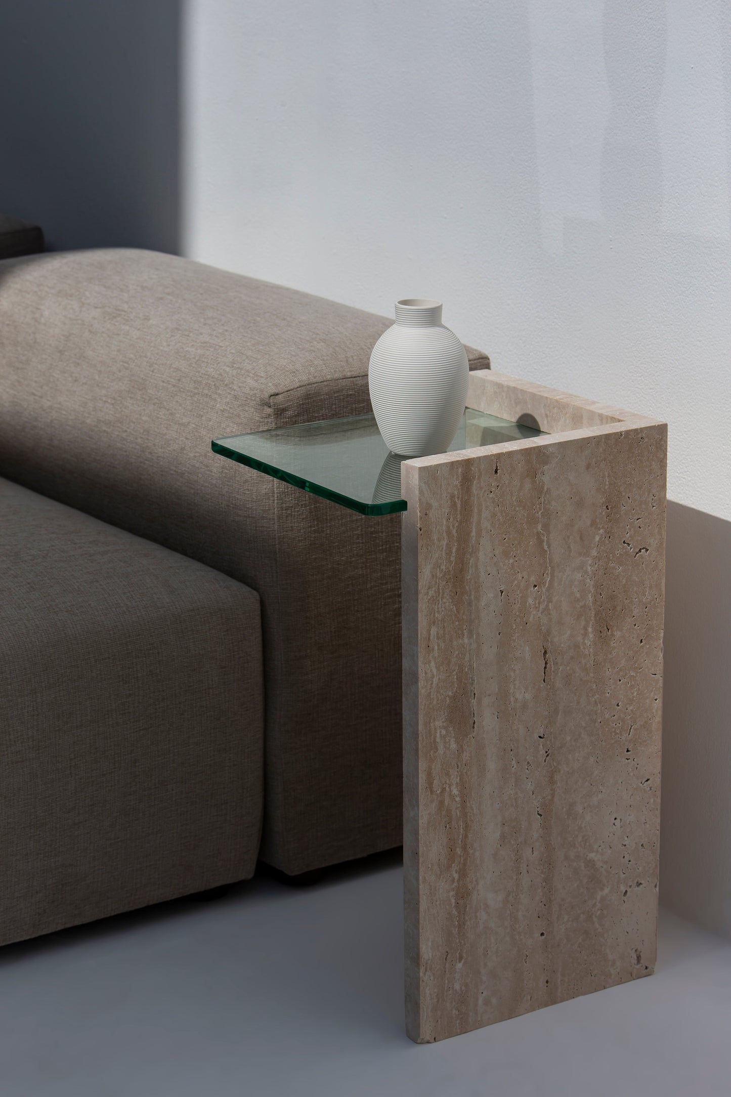 Table d’appoint Anise en travertin avec plateau en verre