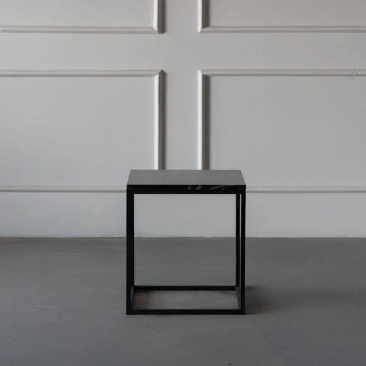 Table d’appoint Noctis en marbre Marquina Modernista Maroc