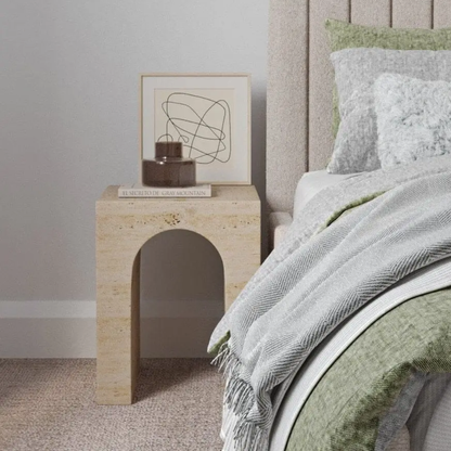Table d'appoint en travertin avec design en arche