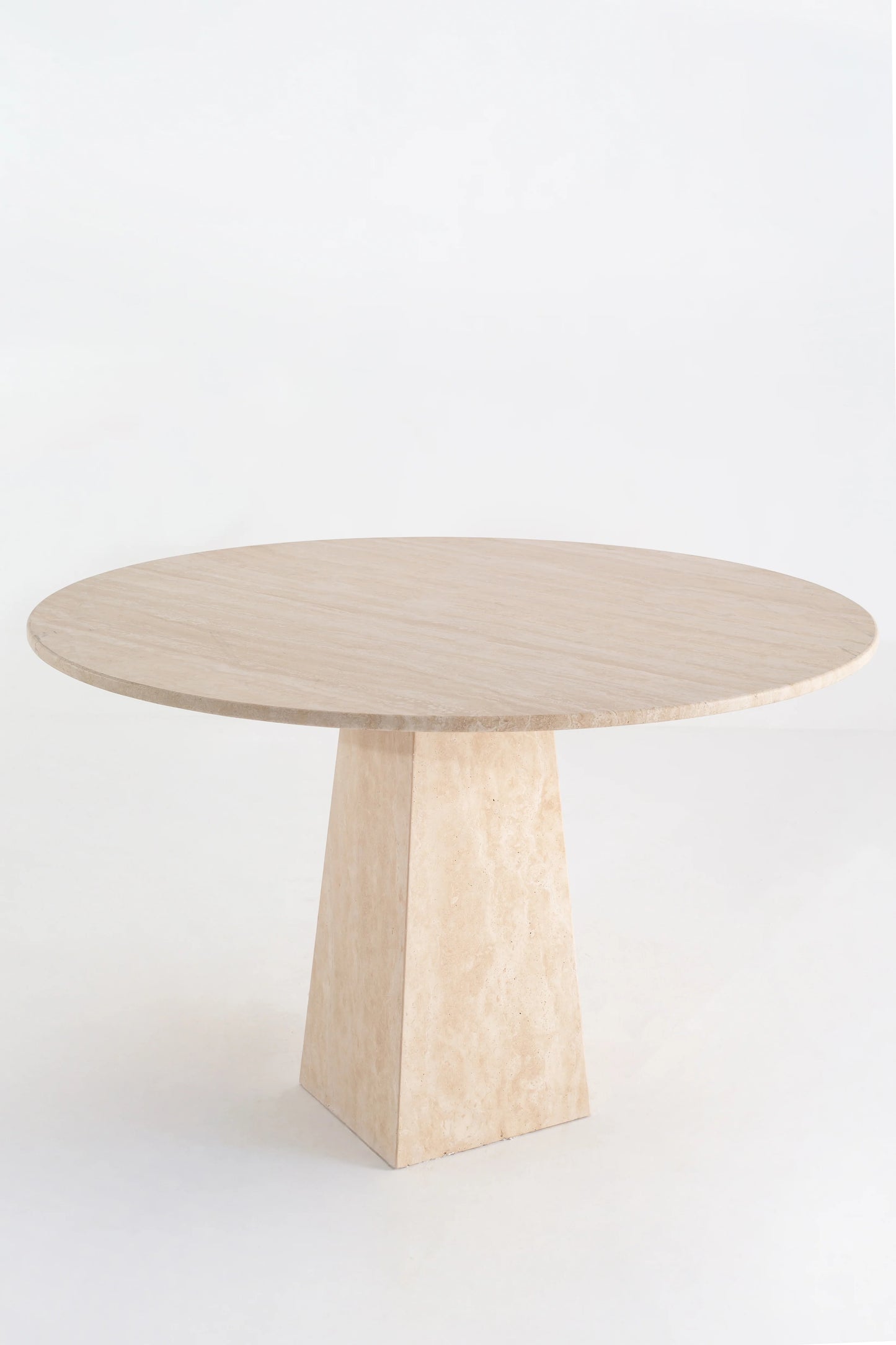 Table à manger ronde en travertin Nerion