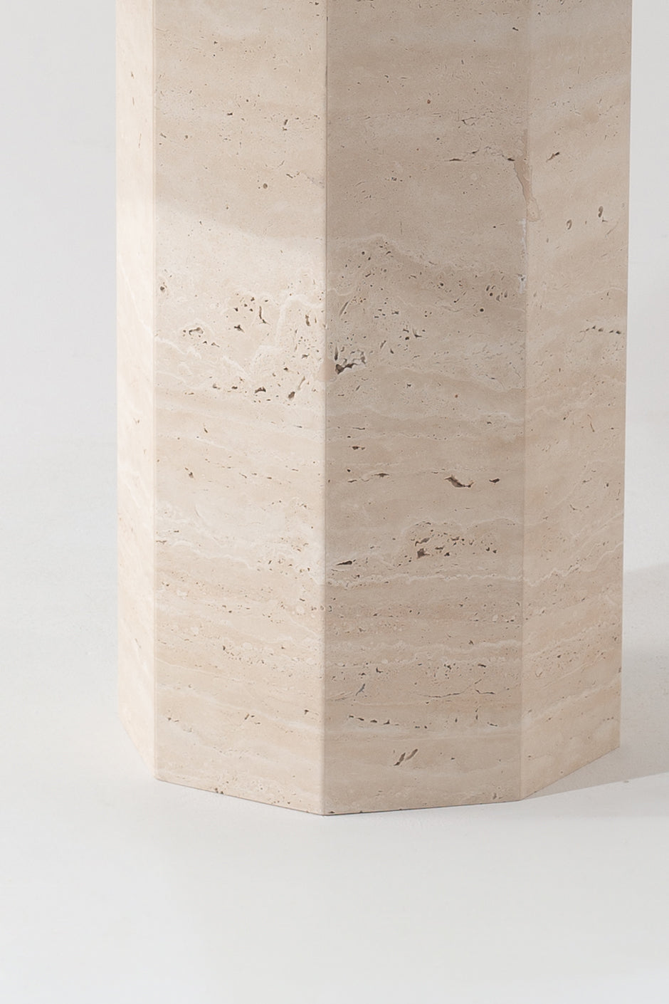 Détail des faces et des pores du travertin de la colonne Ixia