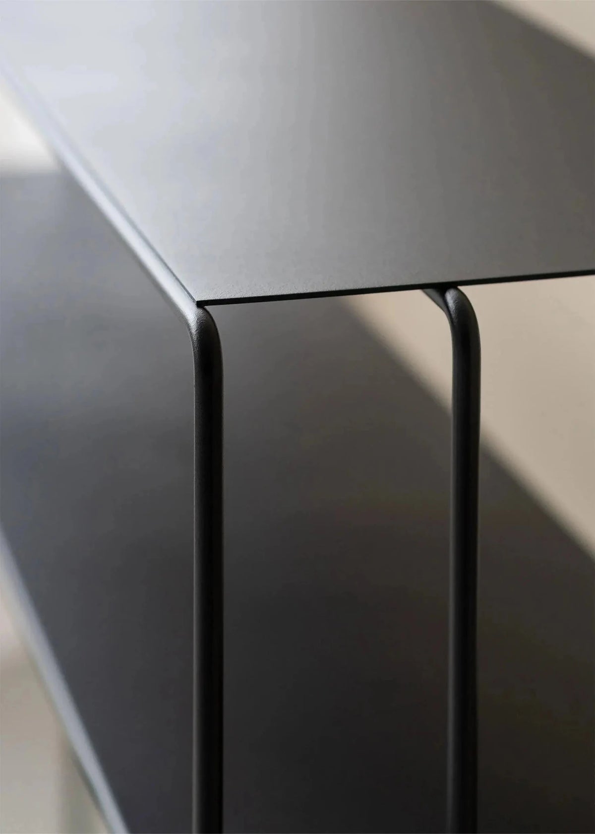 Console Minimaliste en Métal (Noir, Blanc, Beige) - Modernista Maroc