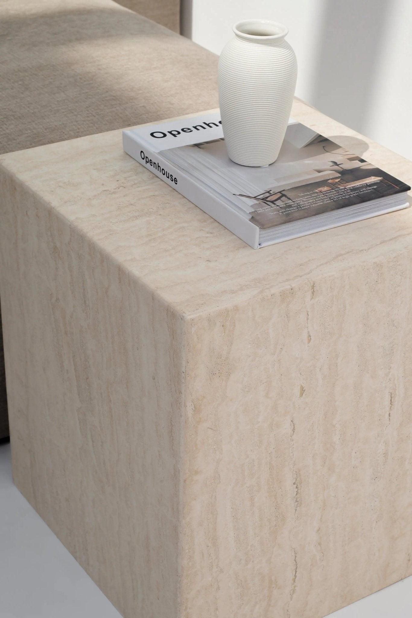 Cube d’appoint Sabine en travertin - Modernista Maroc