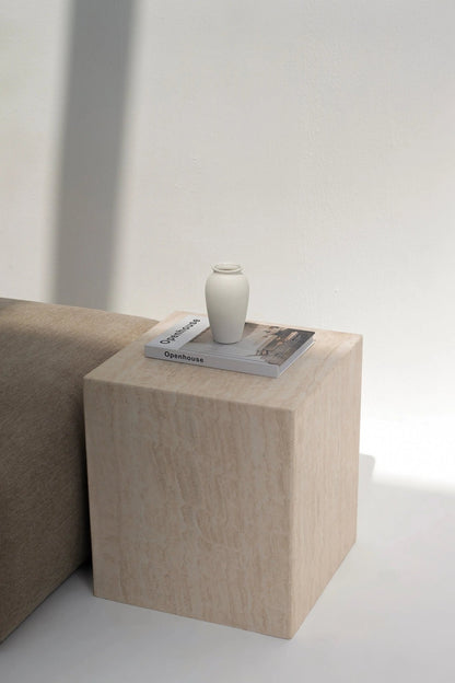 Cube d’appoint Sabine en travertin - Modernista Maroc
