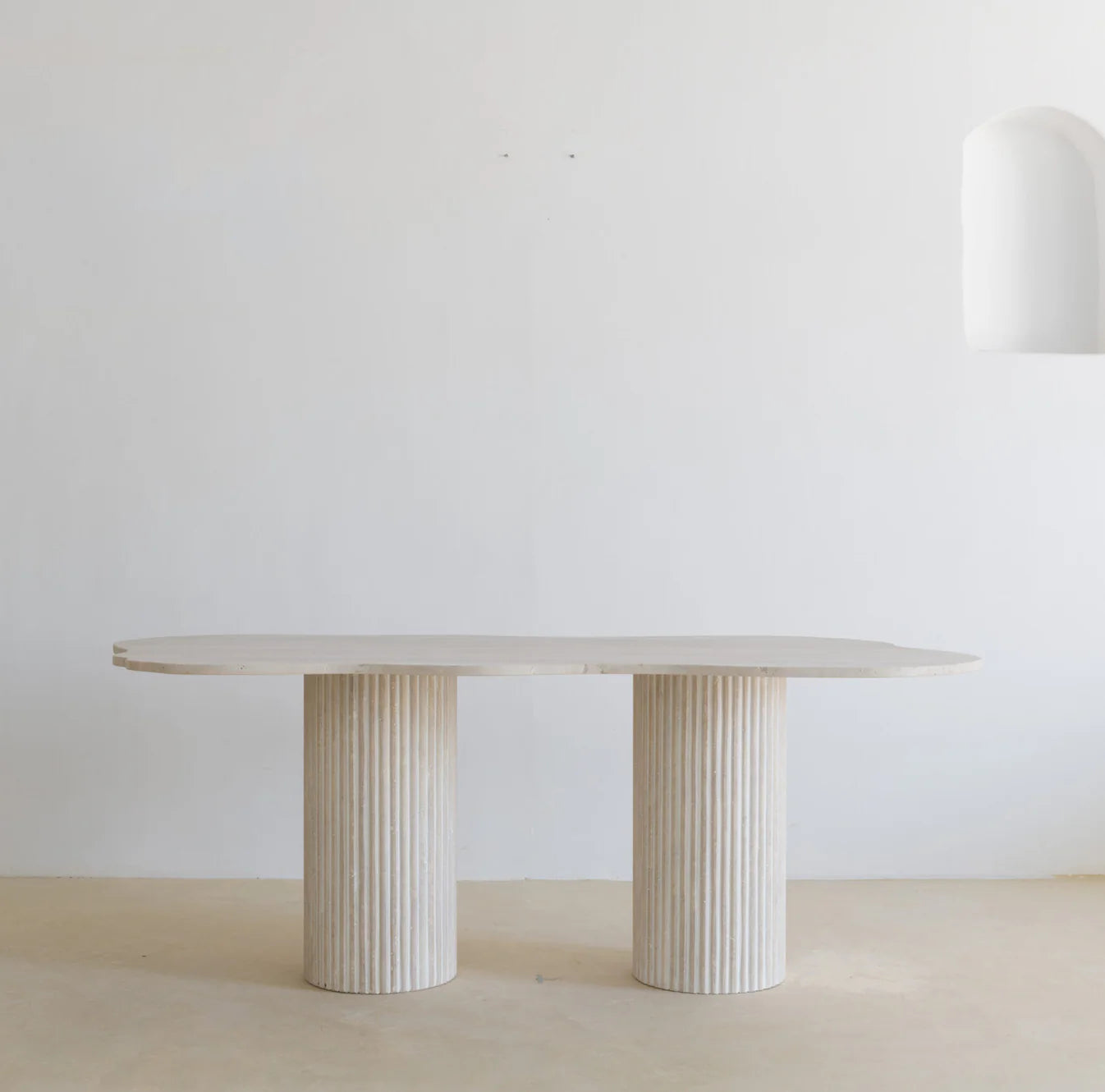 Table à Manger en Travertin avec Plateau en Courbe – Style Organique Modernista Maroc