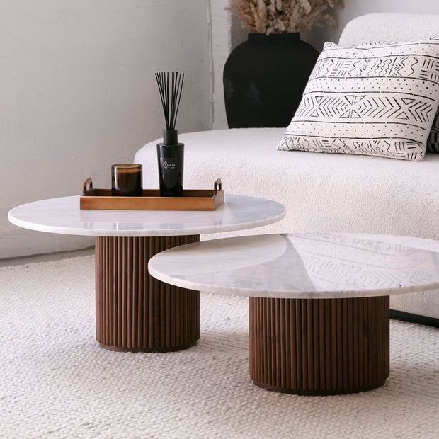 Duo de Tables Basses Liora en Marbre Blanc et Bardage Bois Massif