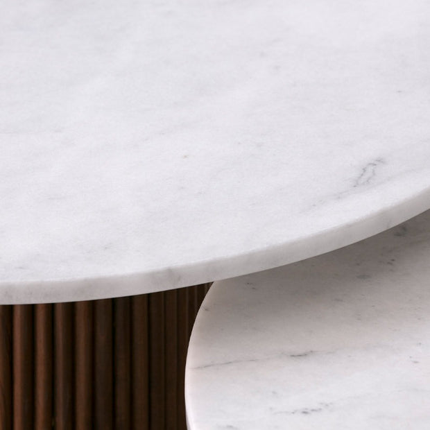 Duo de Tables Basses Liora en Marbre Blanc et Bardage Bois Massif