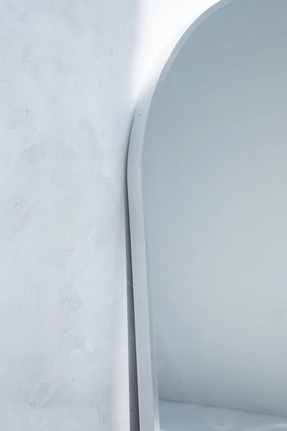 Grand Miroir Arqué Minimaliste - Modernista Maroc