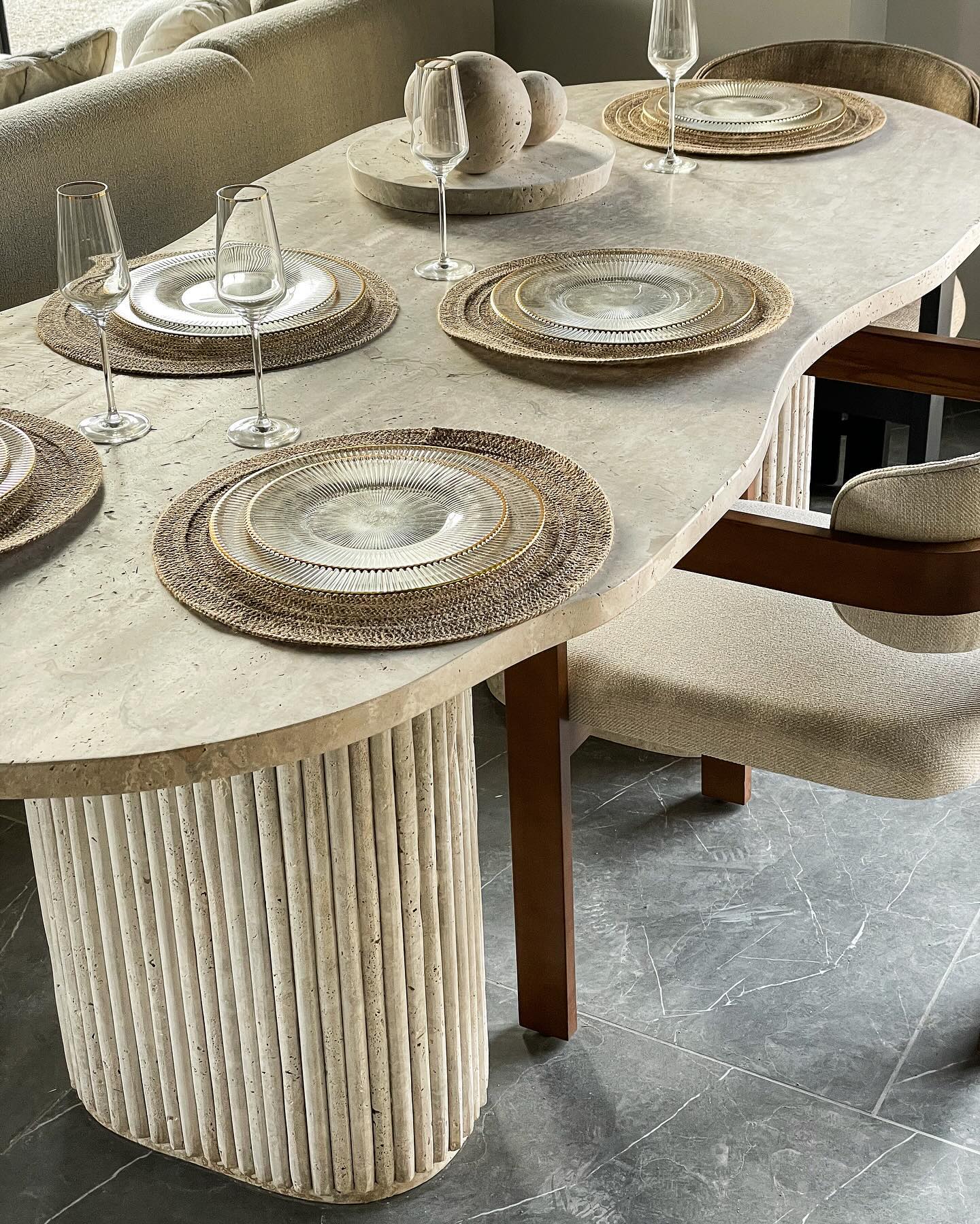 Table à Manger en Travertin avec Plateau en Courbe – Style Organique - Modernista Maroc