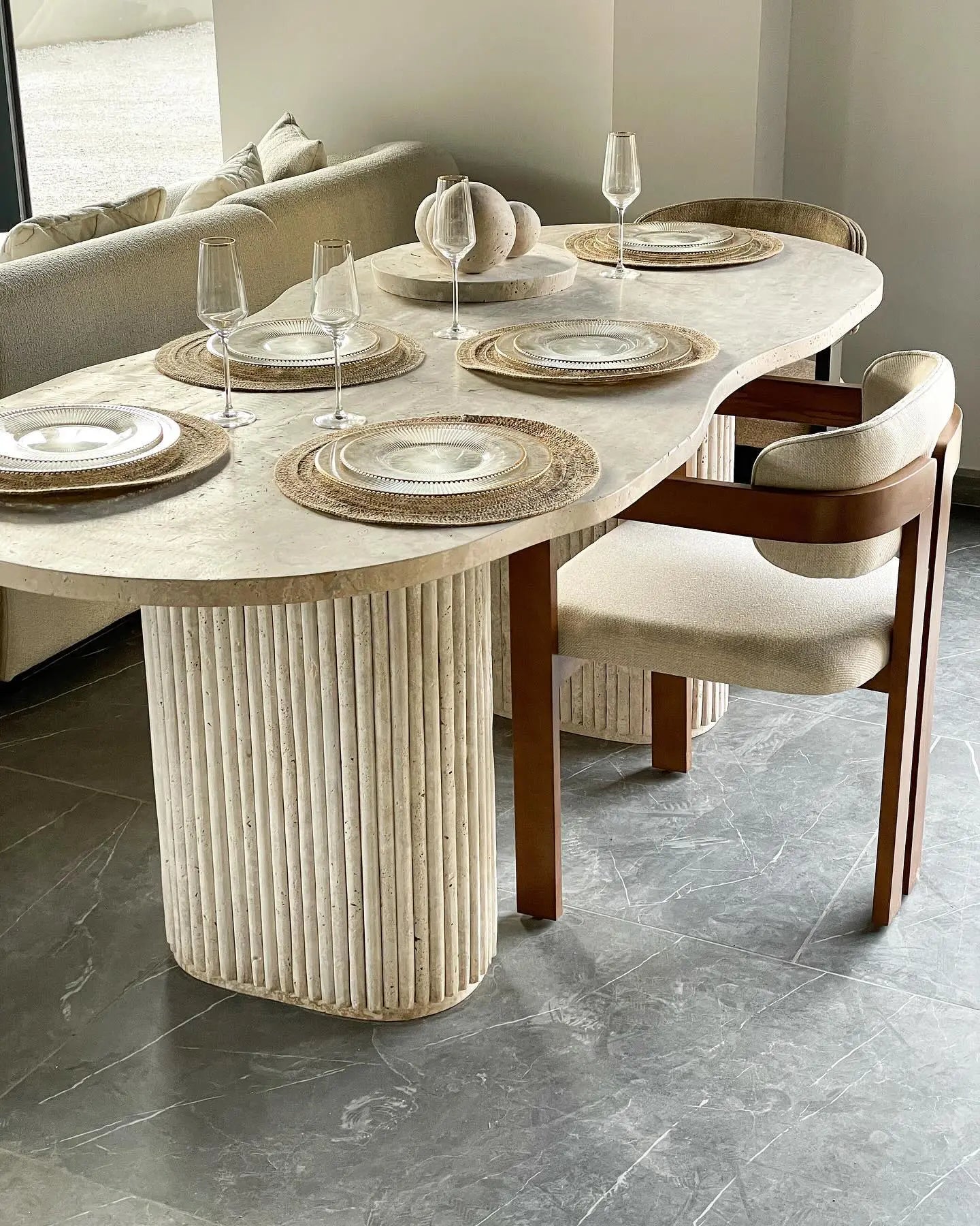 Table à Manger en Travertin avec Plateau en Courbe – Style Organique - Modernista Maroc