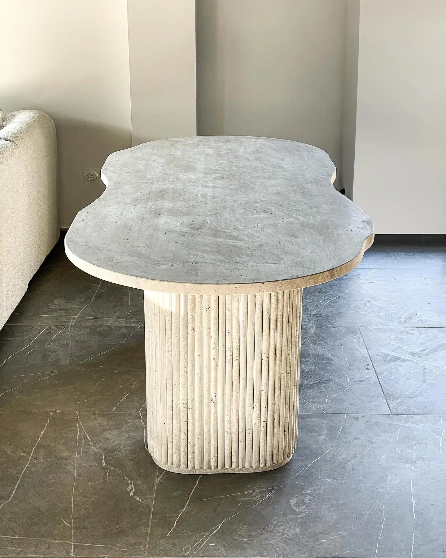 Table à Manger en Travertin avec Plateau en Courbe – Style Organique - Modernista Maroc