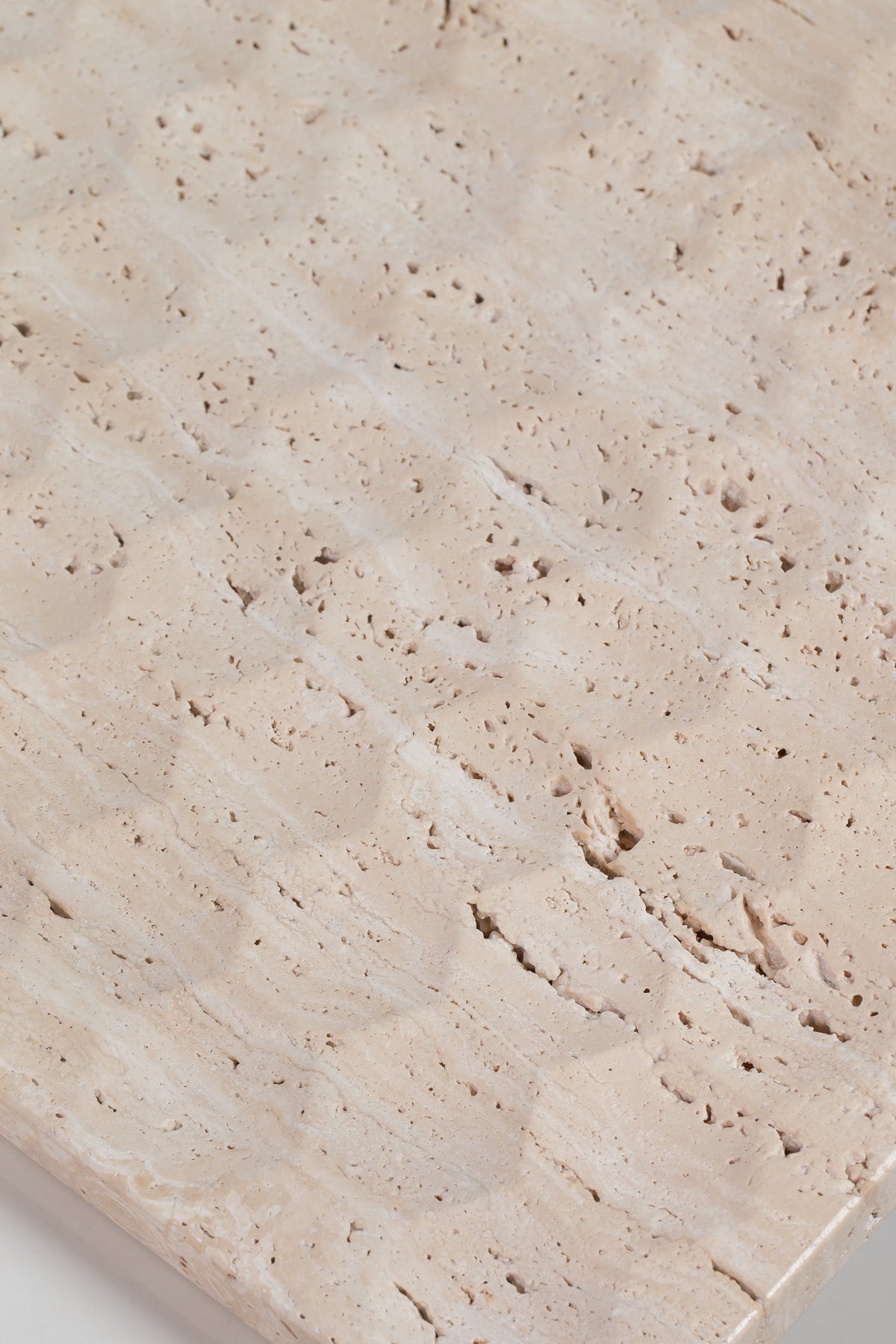 Texture et pores naturels du plateau en travertin