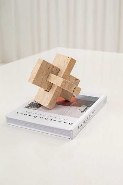 Sculpture en travertin sur une table basse