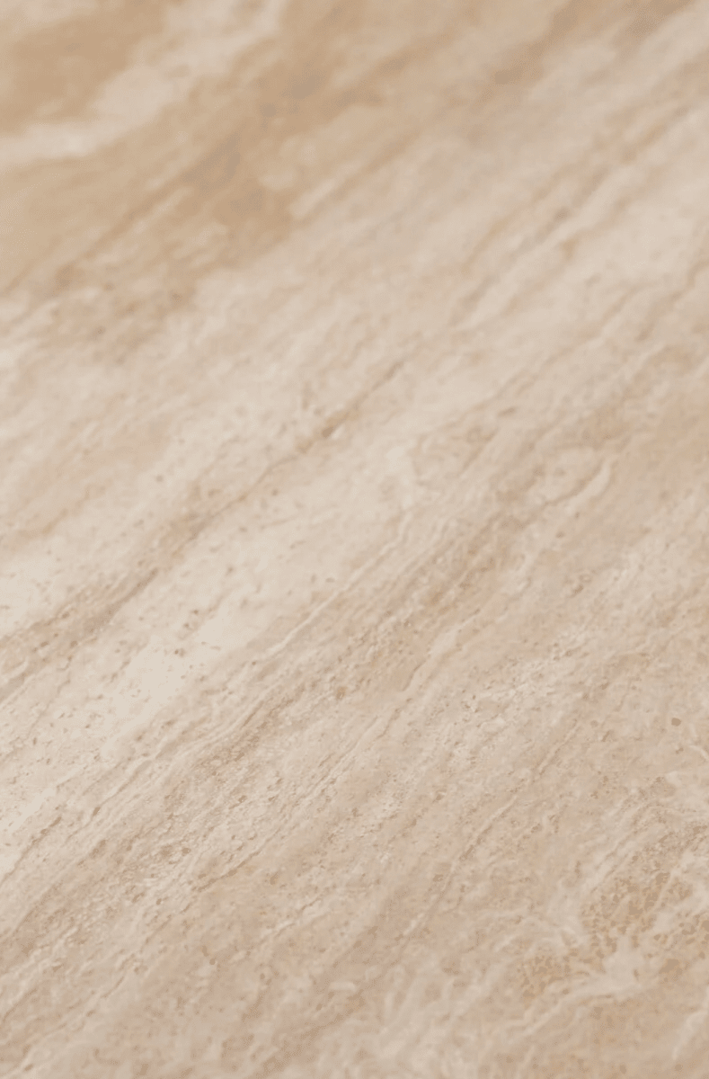 Détail du veinage du plateau en travertin beige