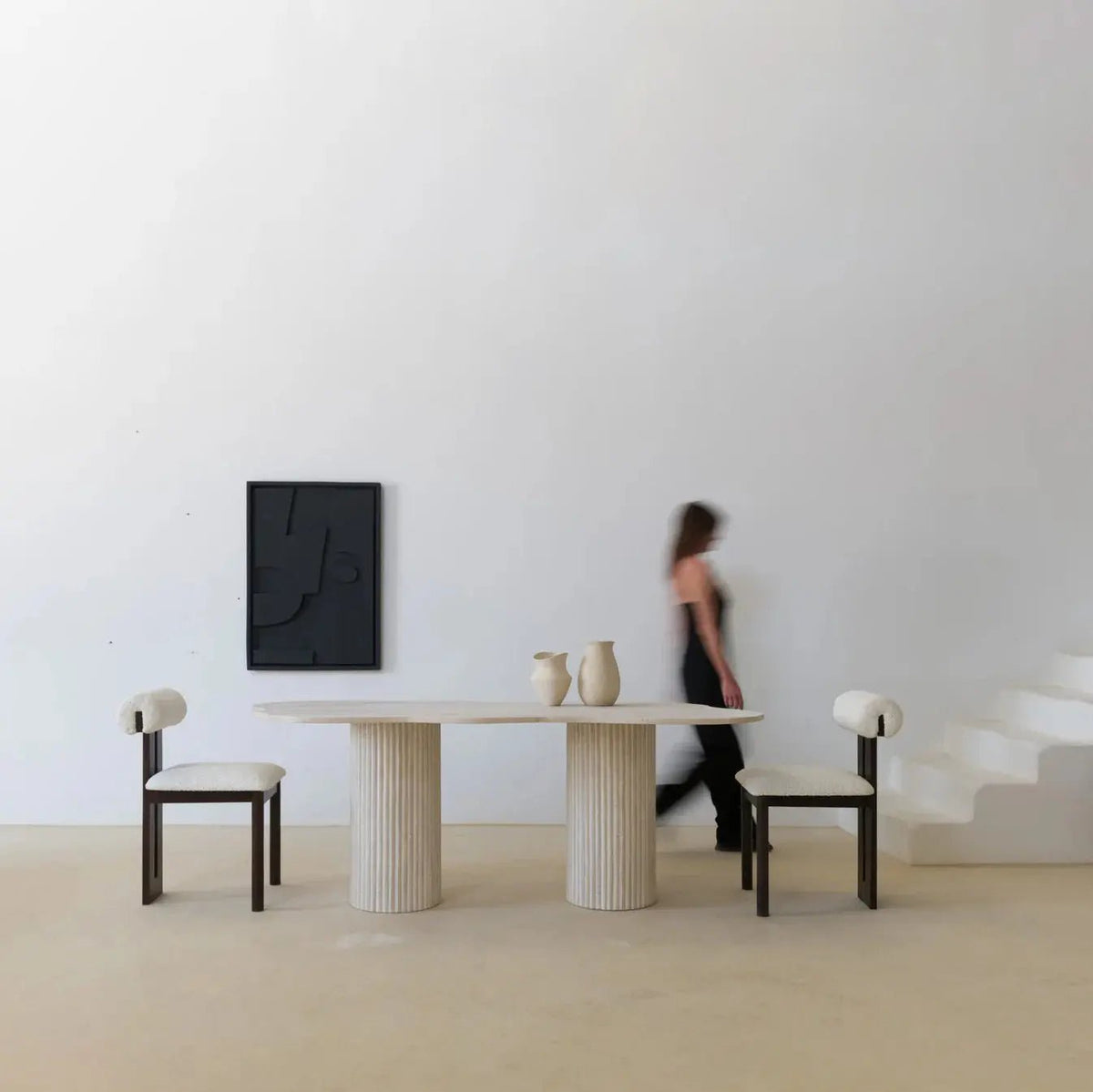 Table à Manger en Travertin avec Plateau en Courbe – Style Organique - Modernista Maroc