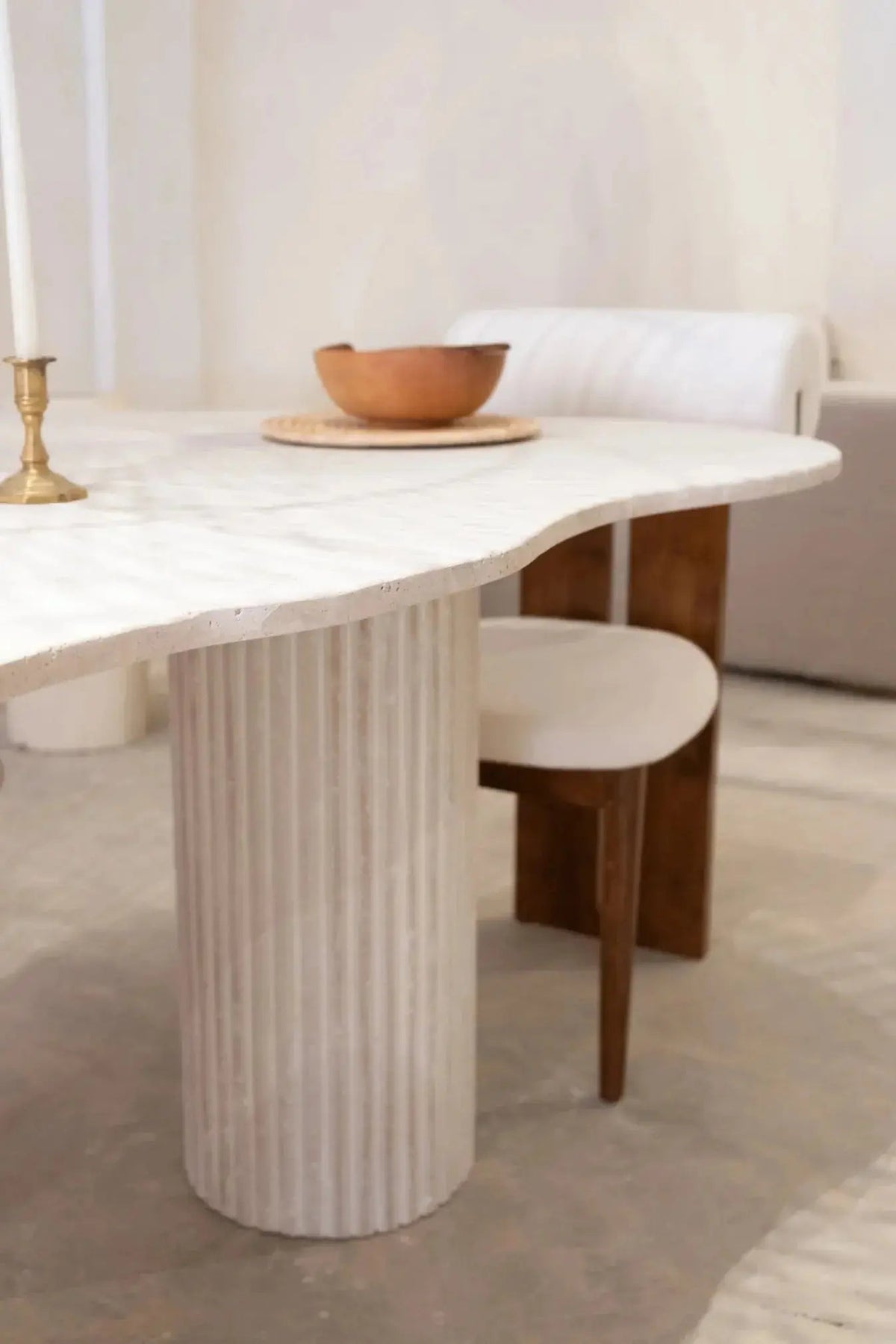 Table à Manger en Travertin avec Plateau en Courbe – Style Organique - Modernista Maroc