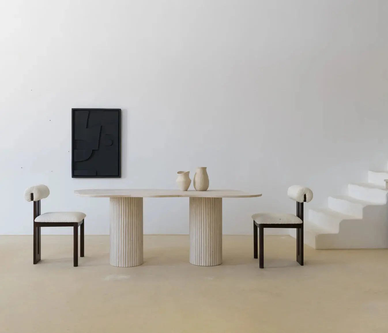 Table à Manger en Travertin avec Plateau en Courbe – Style Organique - Modernista Maroc