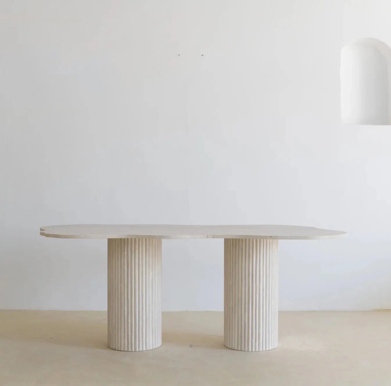 Table à Manger en Travertin avec Plateau en Courbe – Style Organique - Modernista Maroc