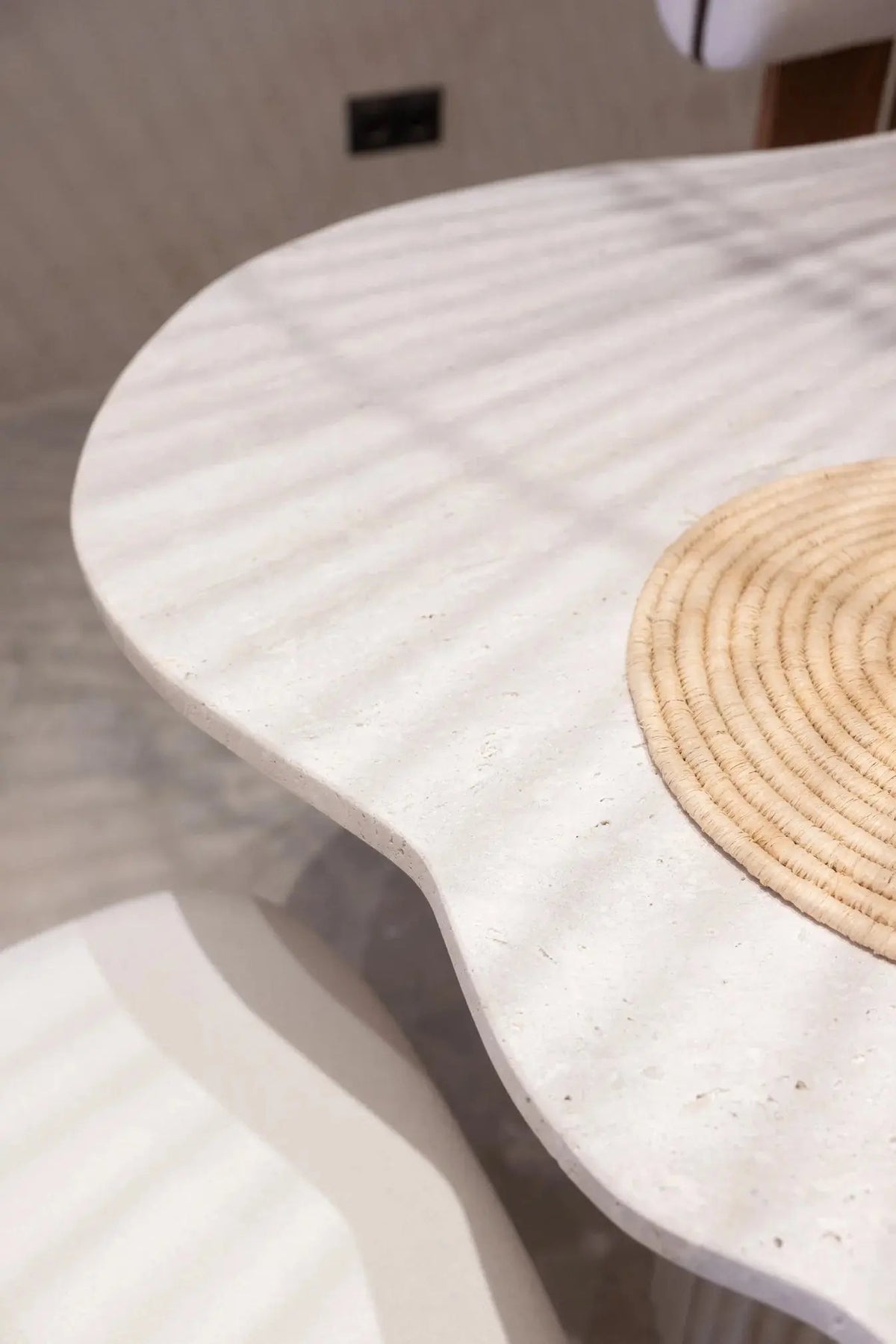 Table à Manger en Travertin avec Plateau en Courbe – Style Organique - Modernista Maroc