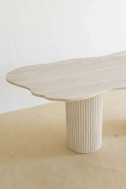 Table à Manger en Travertin avec Plateau en Courbe – Style Organique - Modernista Maroc
