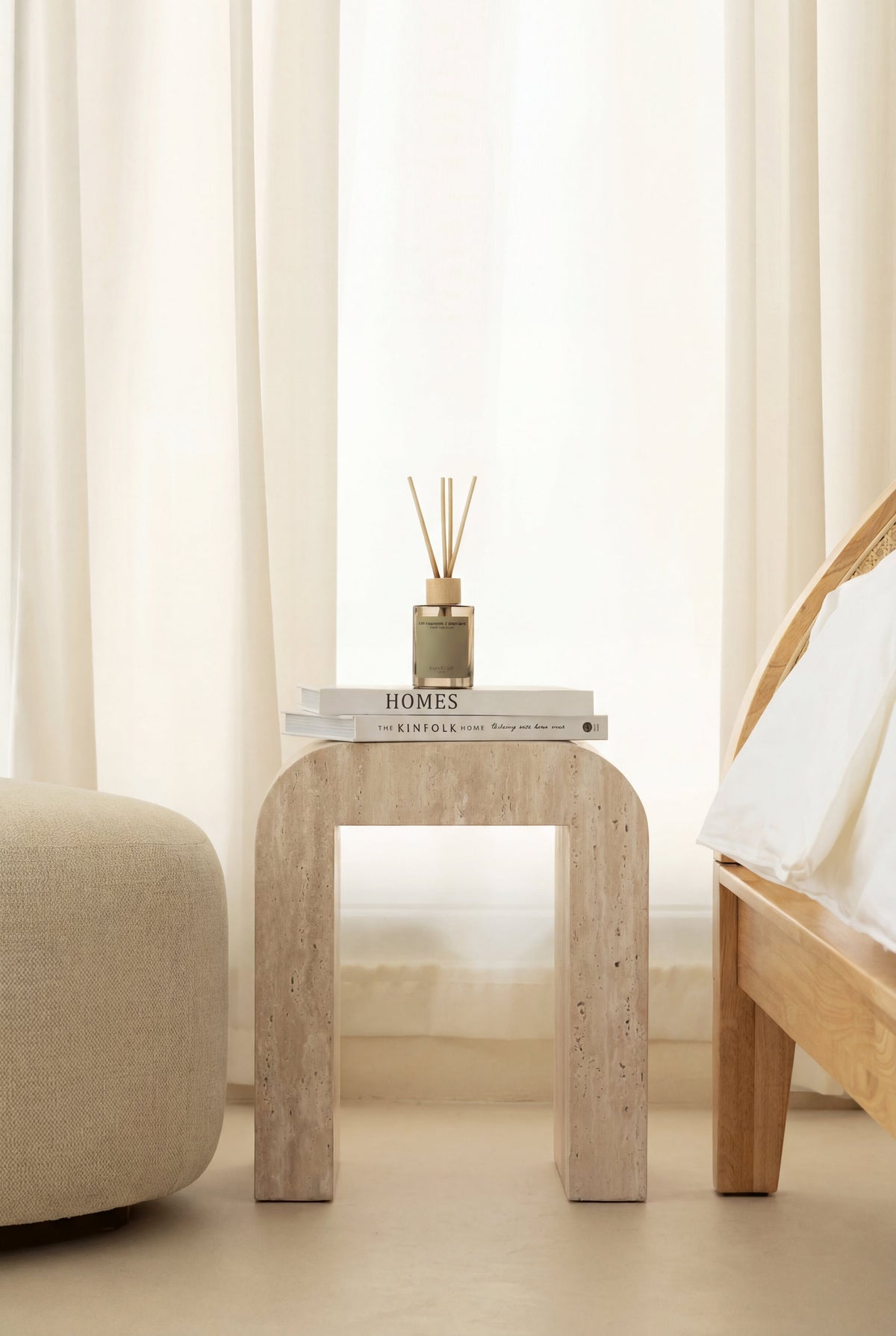 Table d'appoint arche en travertin Arka dans une chambre