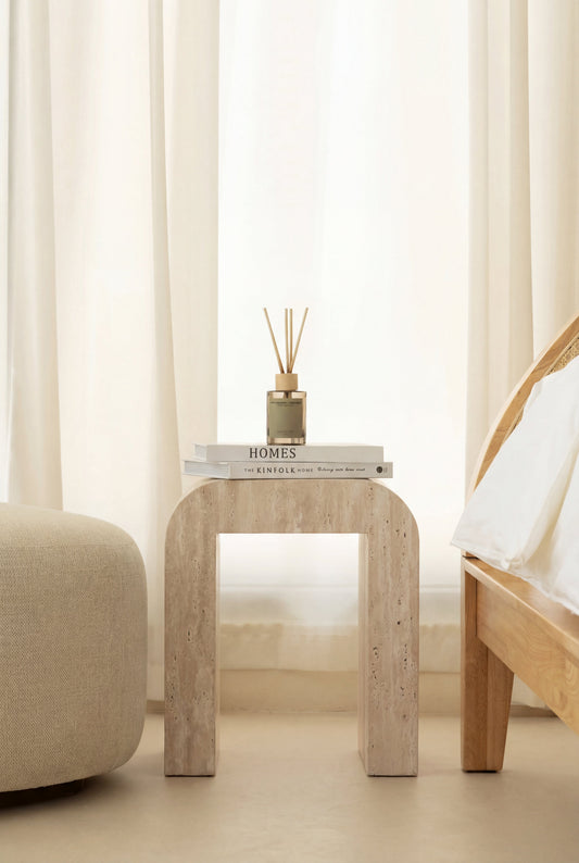 Table d'appoint arche en travertin Arka dans une chambre