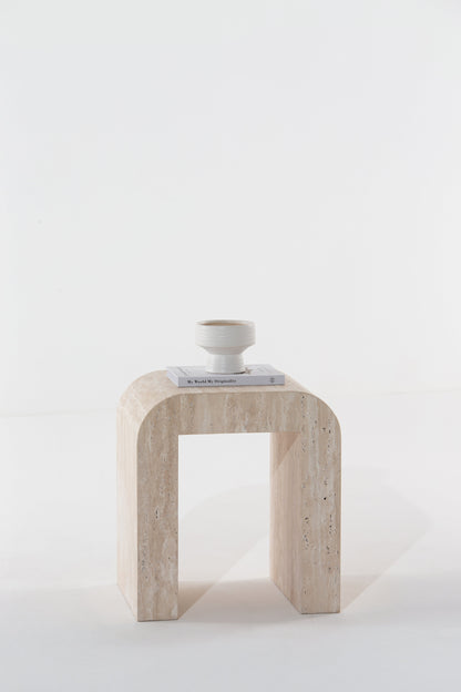 Table d'appoint Arka en travertin beige avec objet décoratif