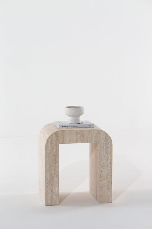Table d'appoint Arka en travertin beige avec objet décoratif