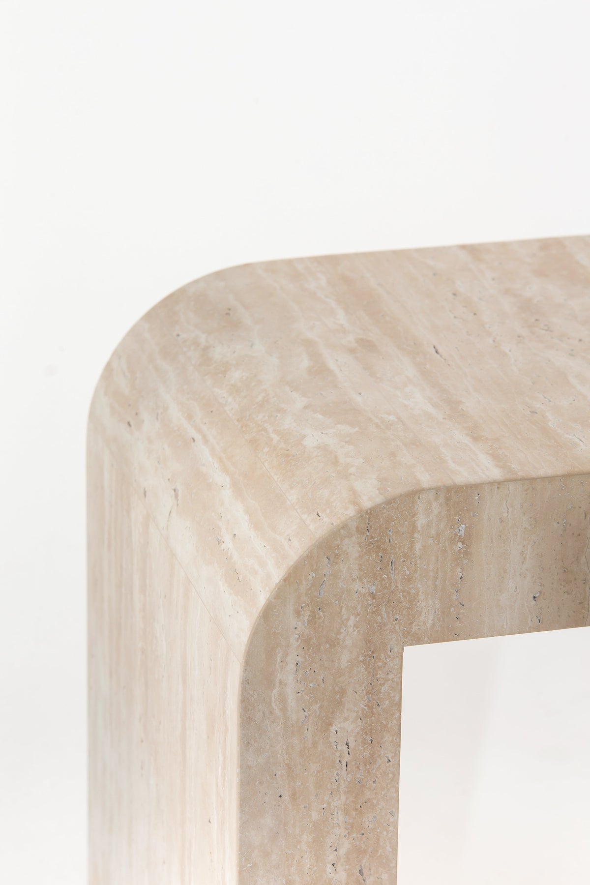 Détail de l'angle arrondi de la table d'appoint Arka