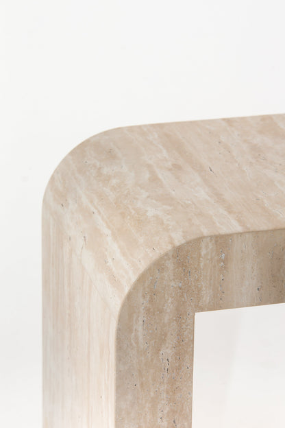 Détail de l'angle arrondi de la table d'appoint Arka