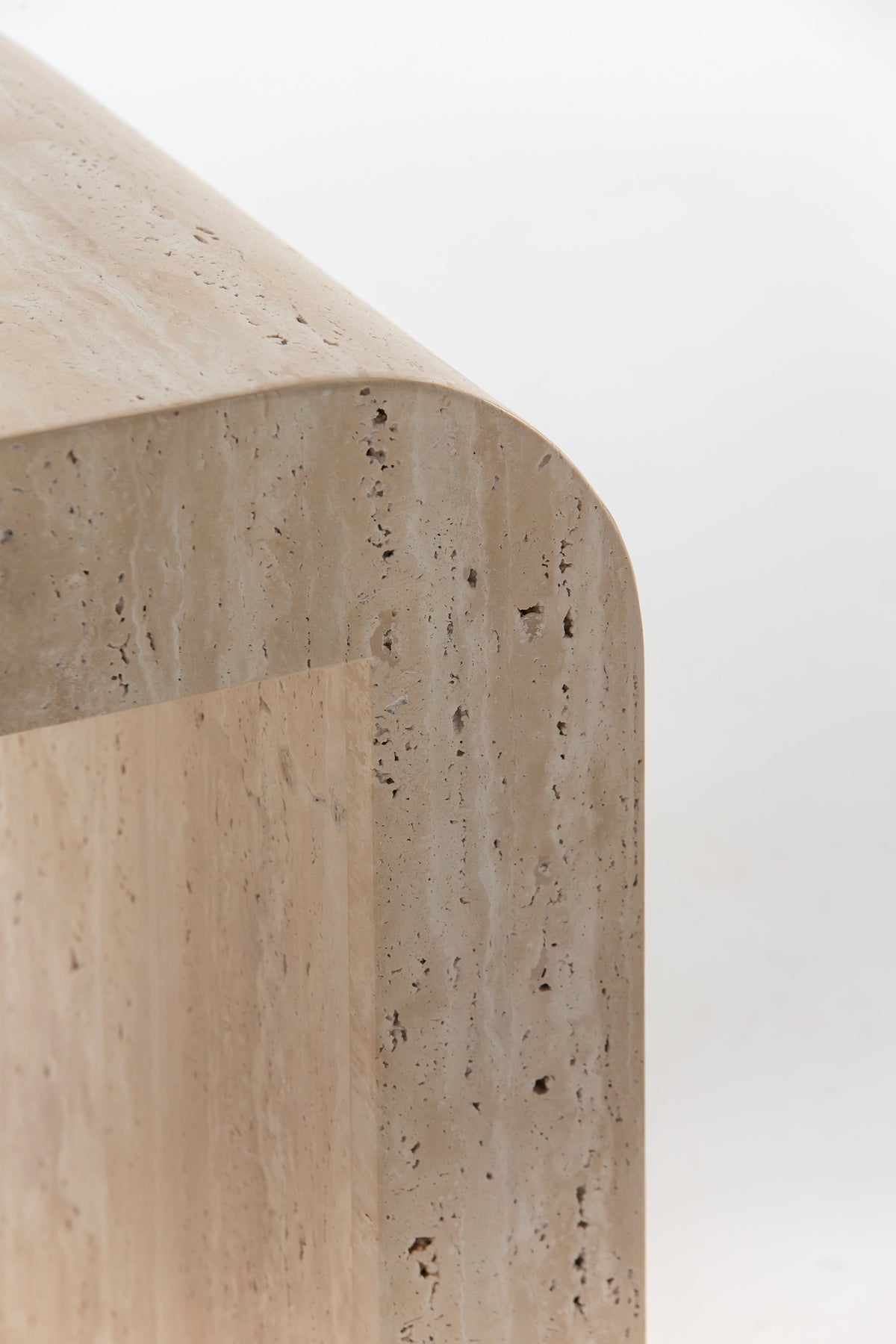 Pores naturels du travertin sur la table Arka