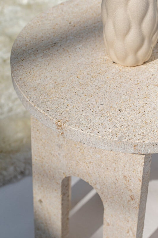 Piètement en arches de la table d'appoint Romana