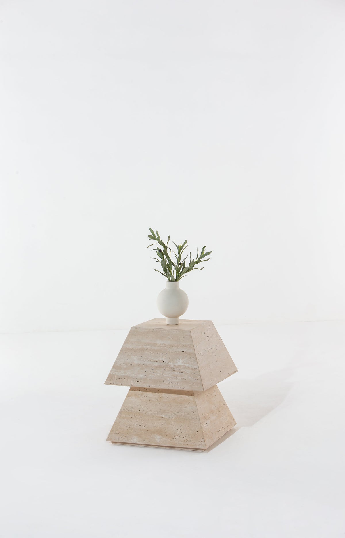 Table d'appoint sculpturale en travertin Pagode avec vase