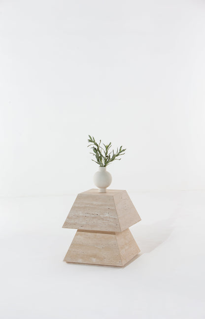 Table d'appoint sculpturale en travertin Pagode avec vase