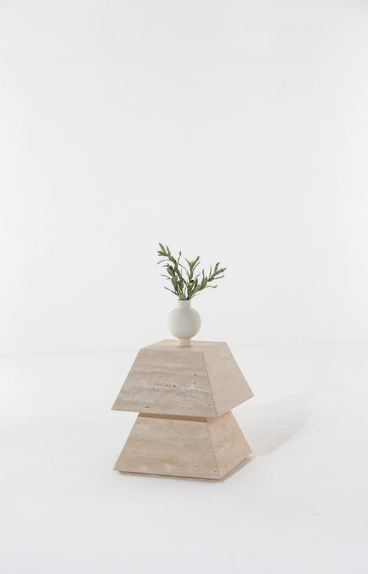Table d'appoint sculpturale en travertin Pagode avec vase