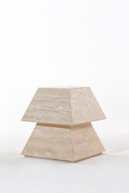 Table d'appoint Pagode en travertin vue en studio