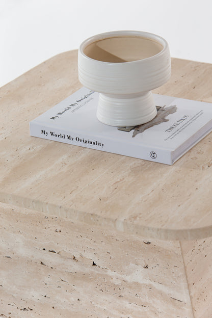 Plateau aux contours organiques de la table Totem en travertin