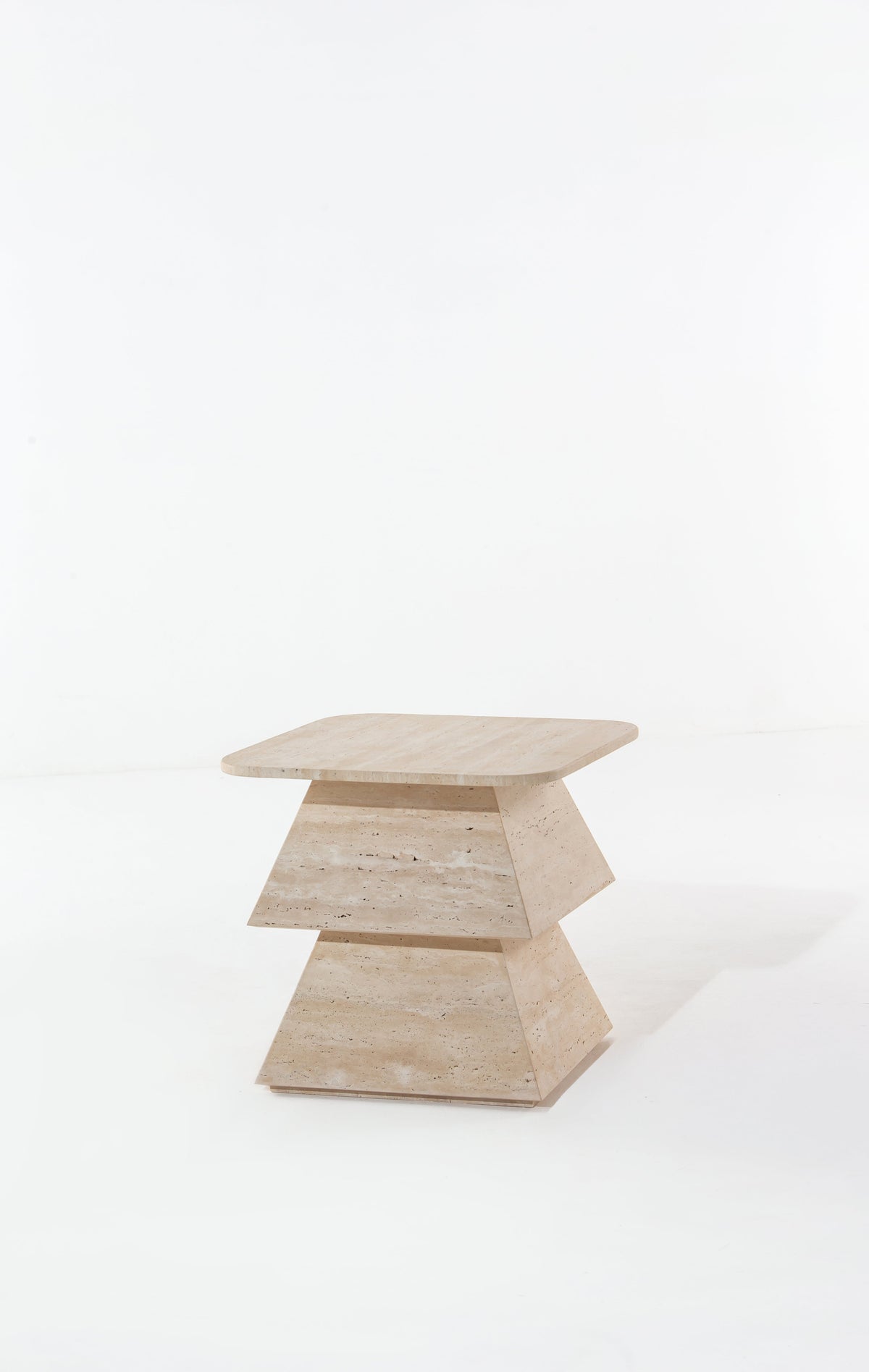 Table d'appoint Totem en travertin vue en studio